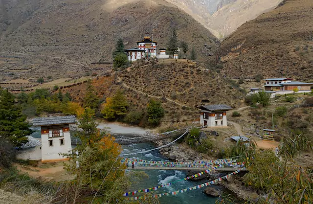 Riverside Splendor: Breathtaking Visuals from Punakha Dzong's Tranquil Setting